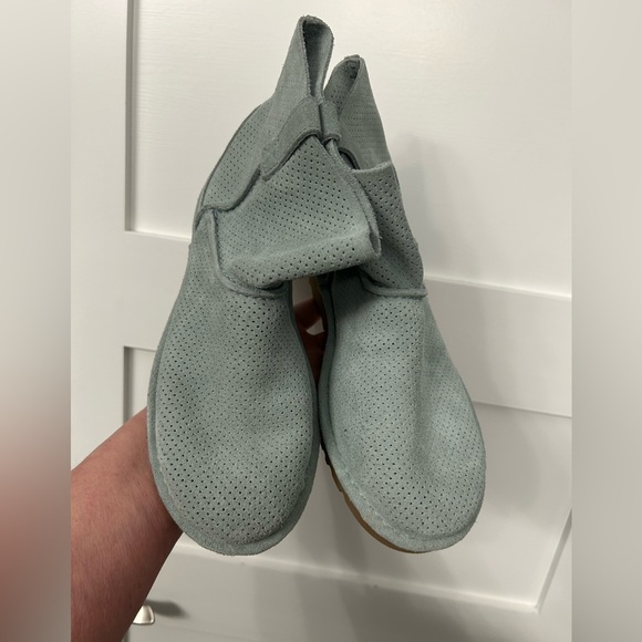 UGG Classic Unlined Mini Perf Boots Size 9 - Picture 3 of 10